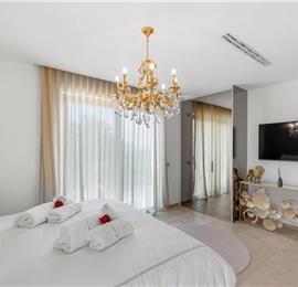 4 bedroom villa with indoor and outdoor pools in Galižana, Istria, sleeps up to 8